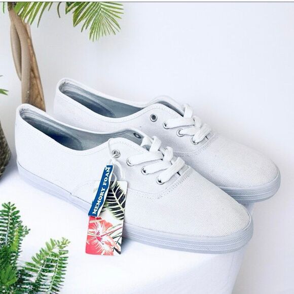 NWT TOMMY BAHAMA 9 White Shoelaces Memory foam Cushioned Canvas Comfy Sneakers - Picture 1 of 15